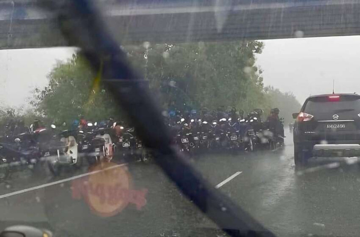Hình ảnh xe máy trú mưa dưới gầm cầu thu hút 14.000 lượt phản ứng, 4.700 bình luận và hơn 1.000 lượt chia sẻ lại trên Facebook - Ảnh: Superman Highway