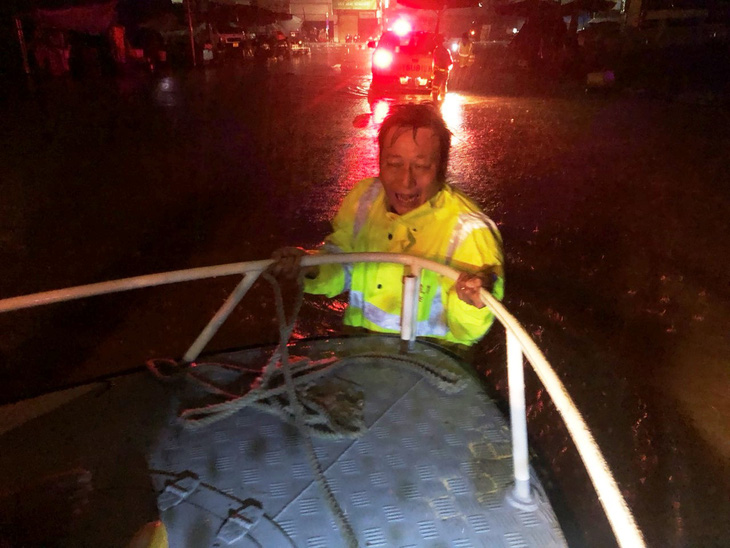 Giữa lũ lụt, nước dâng cao nhưng lực lượng Cảnh sát giao thông TP Huế vẫn cố gắng hỗ trợ kịp thời cho người dân bị nạn - Ảnh: TRẦN HỒNG