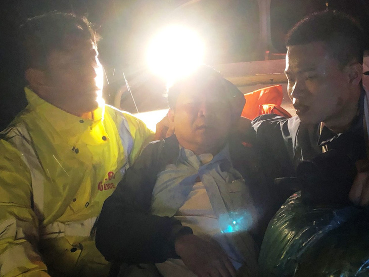 Lực lượng Cảnh sát giao thông TP Huế cứu hộ người bị bệnh tim đi cấp cứu trong lũ lụt đêm 15-11 - Ảnh: TRẦN HỒNG