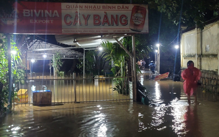 Nha Trang nước lớn rần rần dân không trở tay kịp, hối hả chạy lụt trong đêm