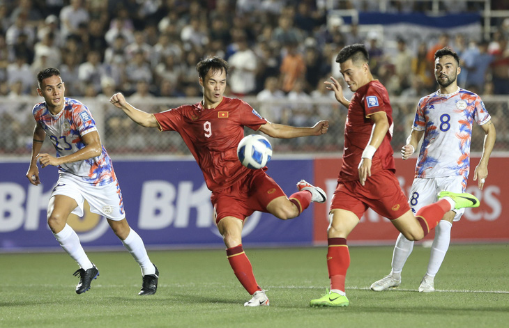 Văn Toàn (9) mở tỉ số cho tuyển Việt Nam ở trận ra quân vòng loại World Cup 2026 - Ảnh: HỮU TẤN