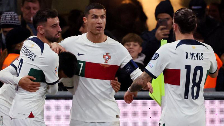 Ronaldo ăn mừng với các đồng đội sau khi ghi bàn vào lưới Liechtenstein - Ảnh: Getty