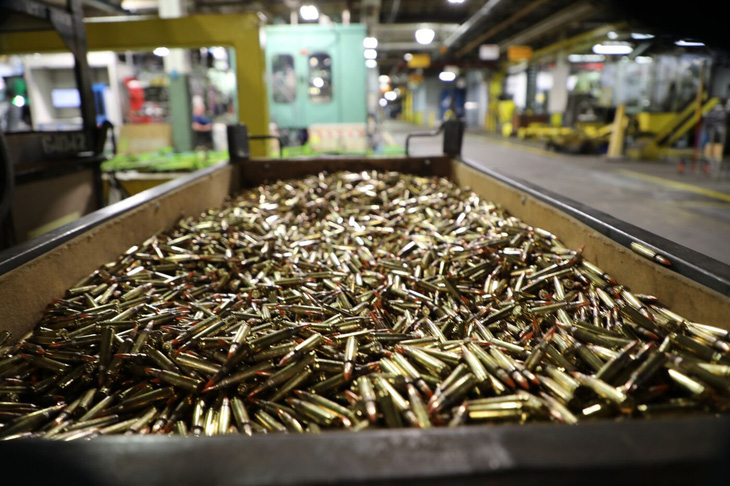 Đạn dược đang chờ kiểm tra sau quá trình sản xuất tại Nhà máy đạn dược quân đội Lake City - Ảnh: BLOOMBERG