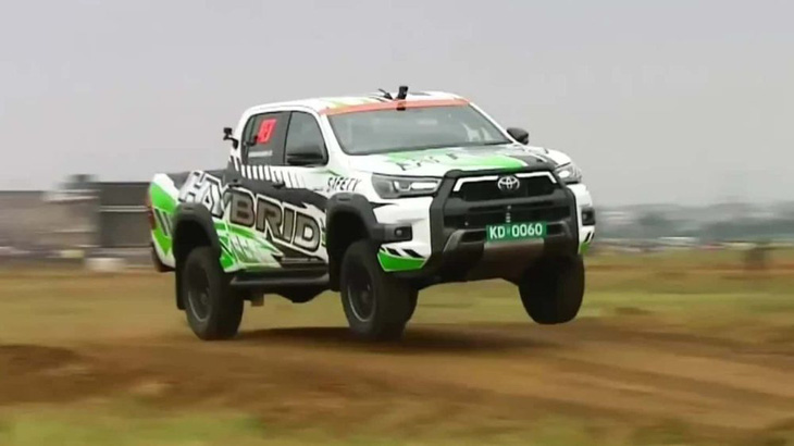 Toyota Hilux hybrid được đem đi đua Rally để thử khả năng vận hành nặng - Ảnh: Toyota