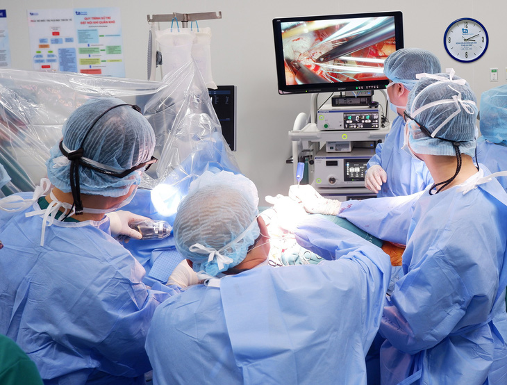 Các chuyên gia thực hiện phẫu thuật nội soi, ít xâm lấn sửa van tim cho bệnh nhân - Ảnh: Bệnh viện Tâm Anh