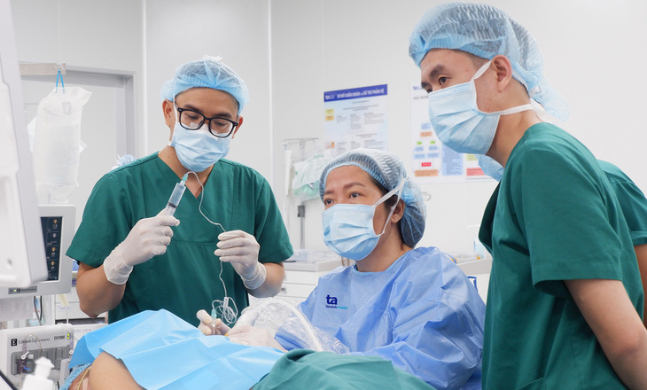 Phương pháp gây tê mặt phẳng cơ dựng sống (ESP) được thực hiện thường quy trong mổ tim tại Bệnh viện Tâm Anh - Ảnh: Trinh Trần