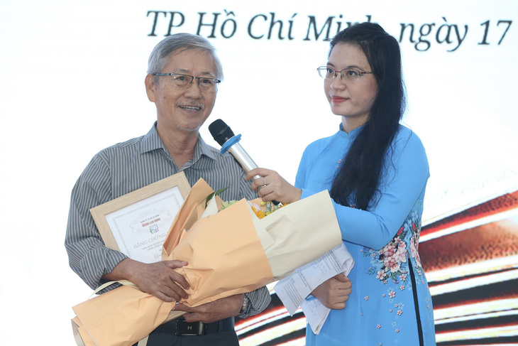 Tác giả Quang Ân chia sẻ cảm nghĩ về giải thưởng nhận được - Ảnh: HÂN NHIÊN