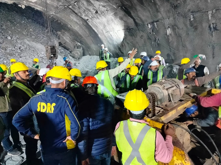 Đội cứu hộ tìm cách giải cứu nạn nhân bị kẹt bên trong đường hầm tại Uttarakhand ngày 14-11 - Ảnh: REUTERS