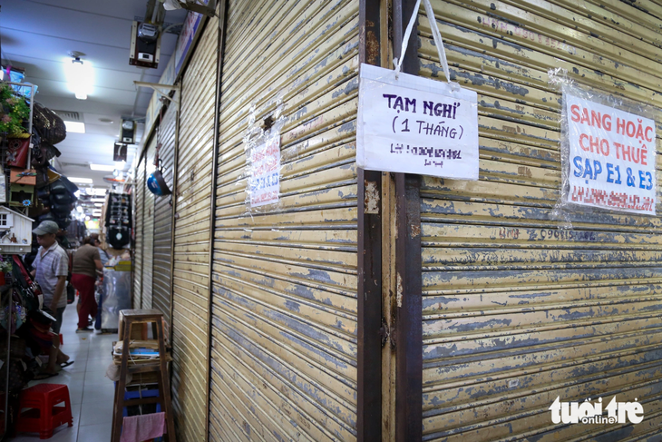 Một sạp hàng ở chợ An Đông ban đầu tạm nghỉ, sau đó phải treo bảng cho thuê vì không duy trì được doanh số bán hàng - Ảnh: PHƯƠNG QUYÊN 