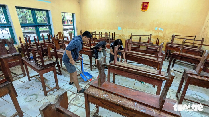 Nhiều trường học ở Huế ngập lụt sâu, chưa thể trở lại dạy học bình thường - Ảnh: NHẬT LINH