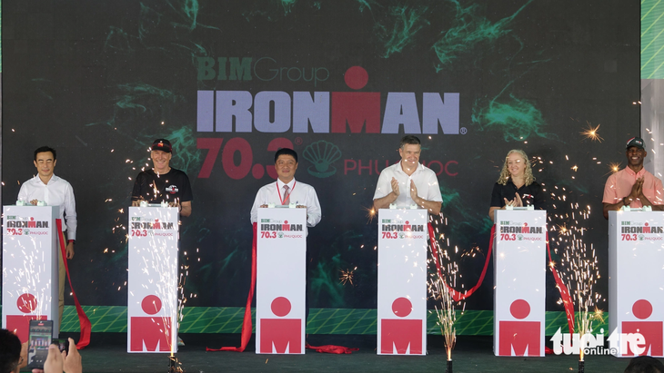 Ban tổ chức cùng lãnh đạo sở, ngành tỉnh Kiên Giang nhấn nút khai mạc giải chạy Ironman 70.3 Phú Quốc - Ảnh: CHÍ CÔNG