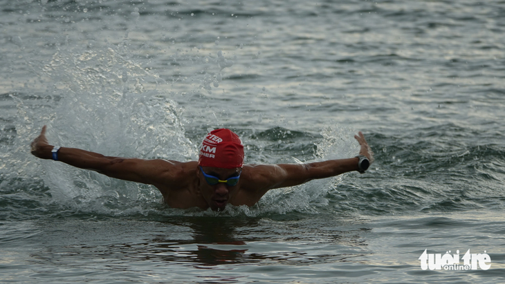 Các vận động viên tập luyện bơi trên biển để tham gia giải Ironman 70.3 tại Phú Quốc - Ảnh: CHÍ CÔNG