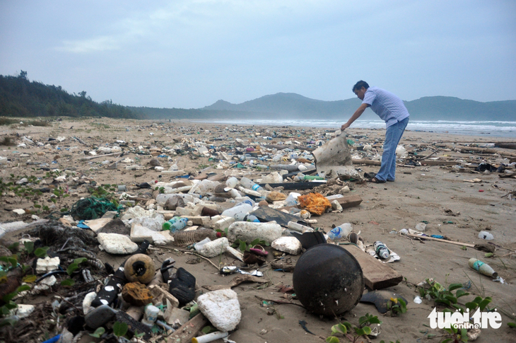 Rác thải đại dương, trong đó có rác thải từ tàu thuyền đánh cá tấp vào một bãi biển ở Côn Đảo những năm trước đây. Việc xả thải bừa bãi trên biển là hành vi gây hại cho du lịch xanh - Ảnh: ĐÔNG HÀ