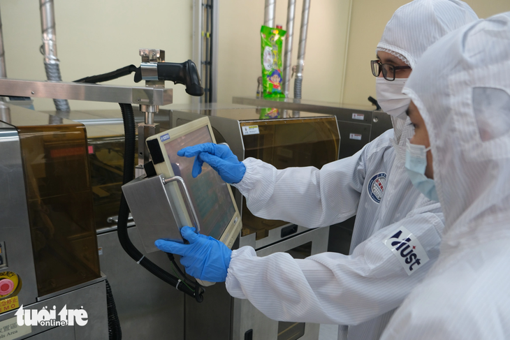 Hai nghiên cứu sinh Việt Nam đang vận hành hệ thống thiết bị sản xuất vi mạch bán dẫn tại Đại học khoa học - công nghệ Minghsin (Đài Loan) - Ảnh: VI HOÀNG