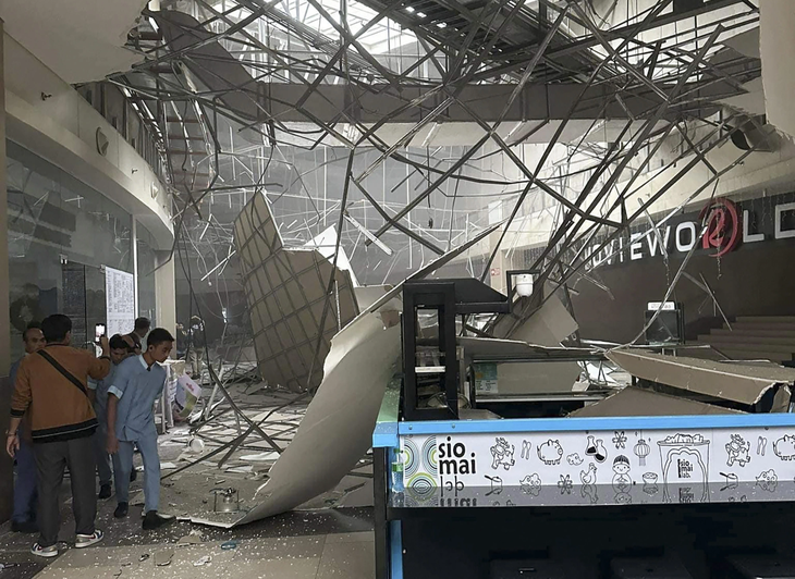 Một trung tâm thương mại ở thành phố General Santos bị hư hại sau trận động đất 6,7 độ làm rung chuyển miền nam Philippines trong ngày 17-11 - Ảnh: AFP