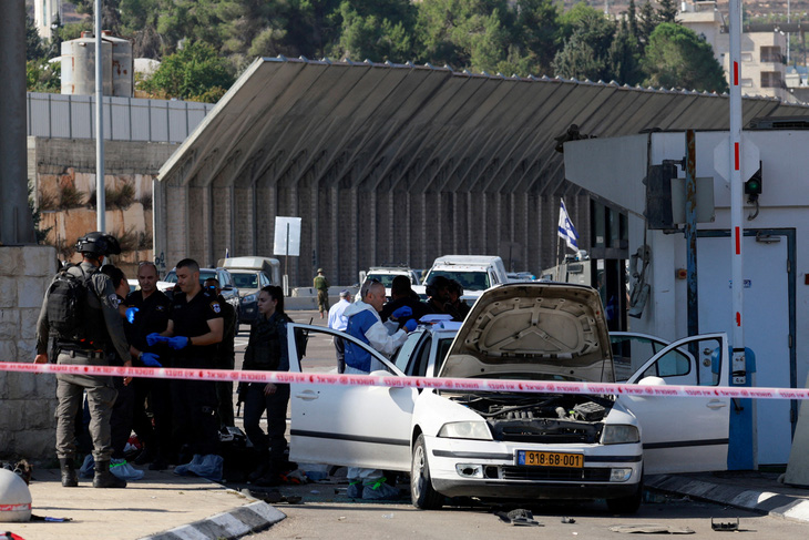 Nhân viên an ninh Israel điều tra tại hiện trường xảy ra vụ bạo lực ở trạm kiểm soát giữa Bethlehem và Jerusalem ở Bờ Tây ngày 16-11 - Ảnh: REUTERS