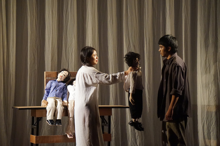 Bóng rối là vở kịch nhiều sáng tạo của đạo diễn Tạ Tuấn Minh của Nhà hát kịch Việt Nam năm 2023 - Ảnh: T.ĐIỂU