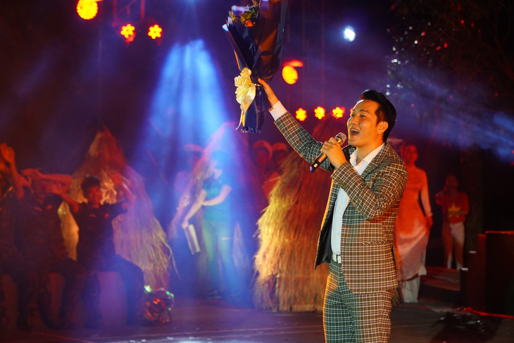 Nguyễn Phi Hùng mang đến bốn ca khúc tặng khán giả - Ảnh: BTC