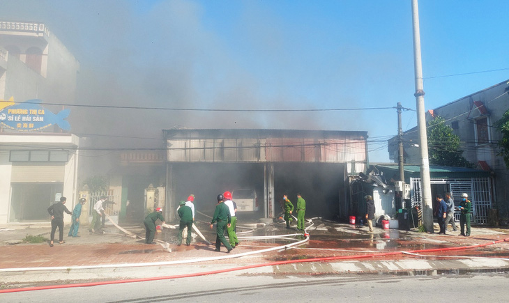 Hiện trường vụ cháy xưởng sửa chữa ô tô tại huyện Hải Hà, tỉnh Quảng Ninh ngày 17-11 - Ảnh: QUẾ NINH