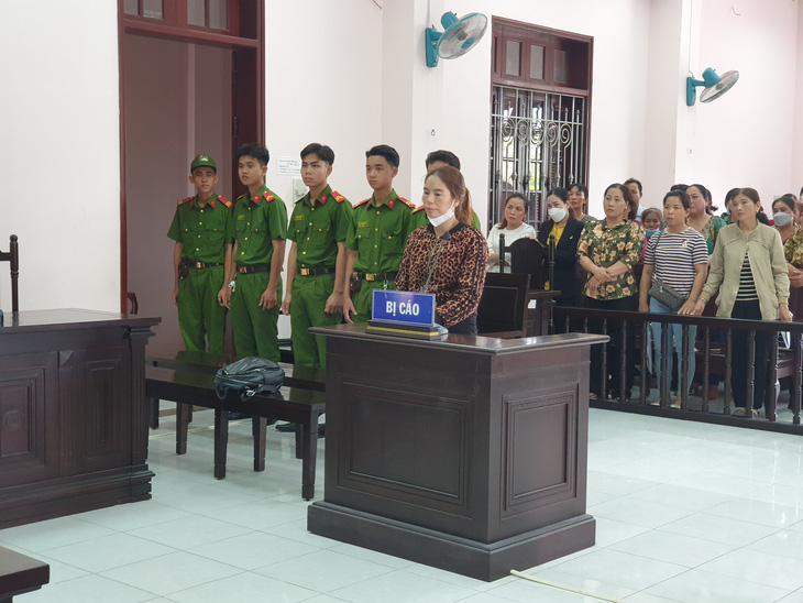 Chủ hụi Đào Thị Bé Trí bị tuyên phạt 18 năm tù - Ảnh: HUY PHÁCH