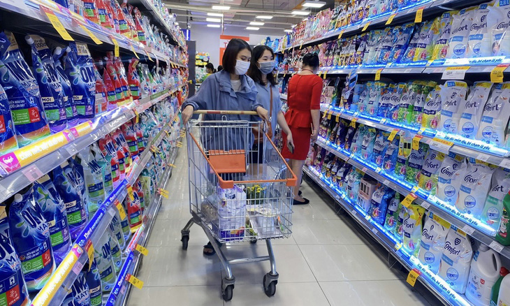 Khách hàng tiết kiệm tiền triệu khi mua sắm với chương trình trợ giá của Saigon Co.op - Ảnh: MỘC MIÊN