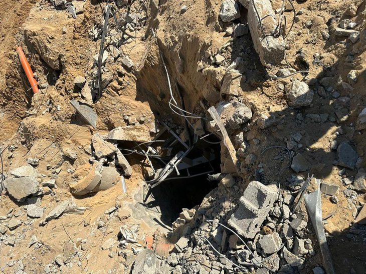 Lối vào một đường hầm mà quân đội Israel cho biết đã được tìm thấy bên trong khu phức hợp Bệnh viện Al Shifa ở thành phố Gaza, Dải Gaza ngày 16-11 - Ảnh: THE TIMES OF ISRAEL/IDF