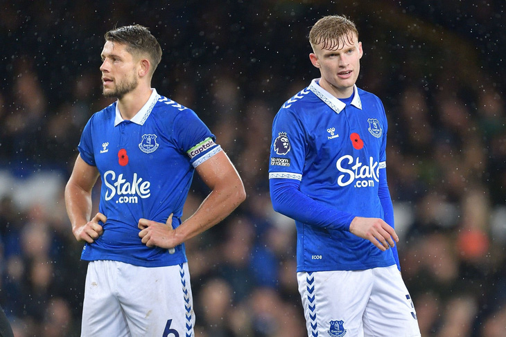Everton rơi xuống nhóm rớt hạng sau án phạt của Premier League - Ảnh: REUTERS