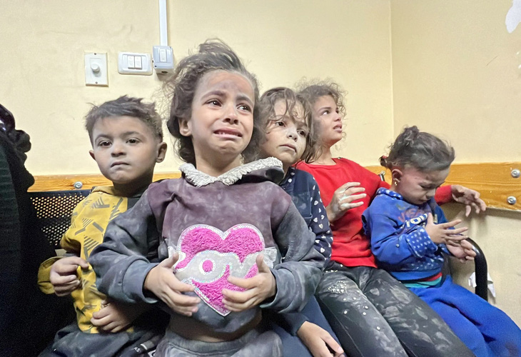 Các em nhỏ Palestine bị thương trong các đợt tấn công của Israel nhằm vào thành phố Gaza đang chờ được điều trị tại một bệnh viện của Indonesia ở vùng Jabalia, phía bắc Dải Gaza - Ảnh: Anadolu