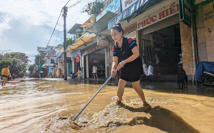 Người dân Huế vừa dọn nhà, vừa lo lụt mới