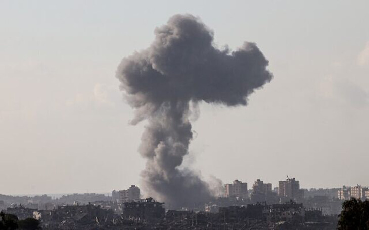 Khói bốc lên sau một vụ đánh bom được cho là của Israel ở Dải Gaza vào ngày 16-11 - Ảnh: AFP