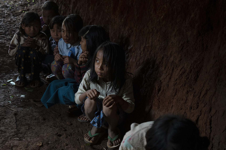 Trẻ em Myanmar trong hầm tránh bom. Không có số liệu chính thức và đầy đủ, nhưng Liên Hiệp Quốc nói hàng nghìn trẻ em đã thiệt mạng vì cuộc chiến. Ảnh: Globe and Mail