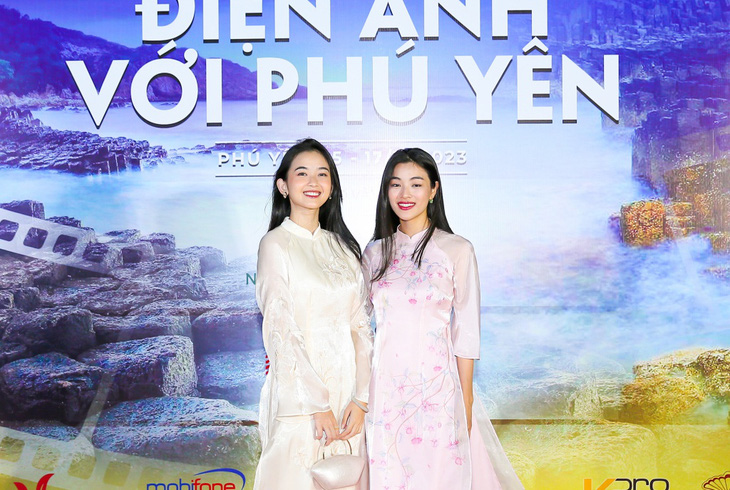 Nữ diễn viên Ngọc Xuân và Lan Thy dịu dàng trong tà áo dài tham dự sự kiện