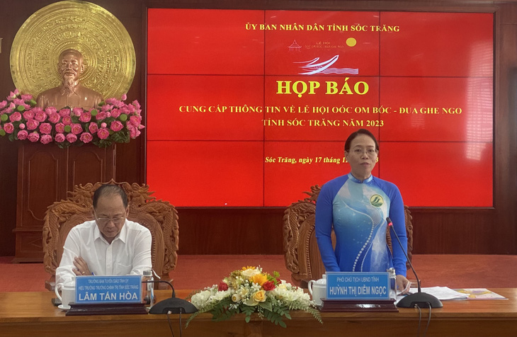 Bà Huỳnh Thị Diễm Ngọc - phó chủ tịch UBND tỉnh Sóc Trăng - cung cấp thông tin về lễ hội cho báo chí