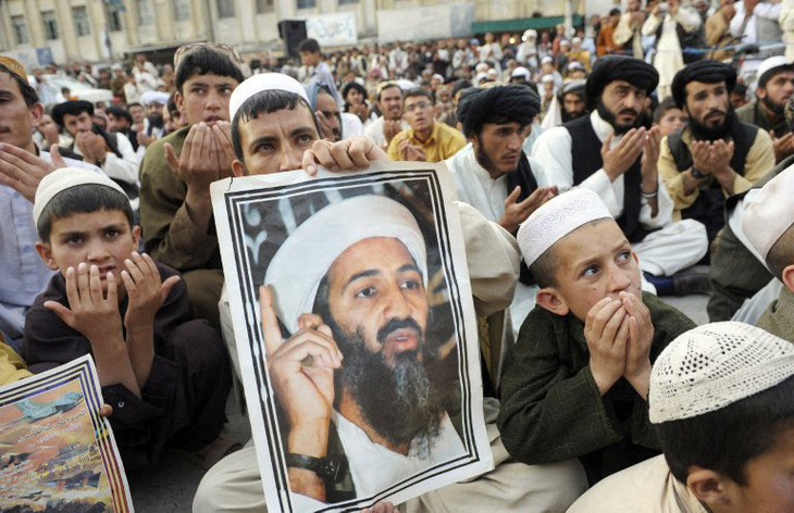 Người biểu tình mang theo chân dung của trùm khủng bố Osama bin Laden trong một cuộc biểu tình chống Mỹ ở thành phố Quetta, Pakistan ngày 2-5-2012 - Ảnh: AFP