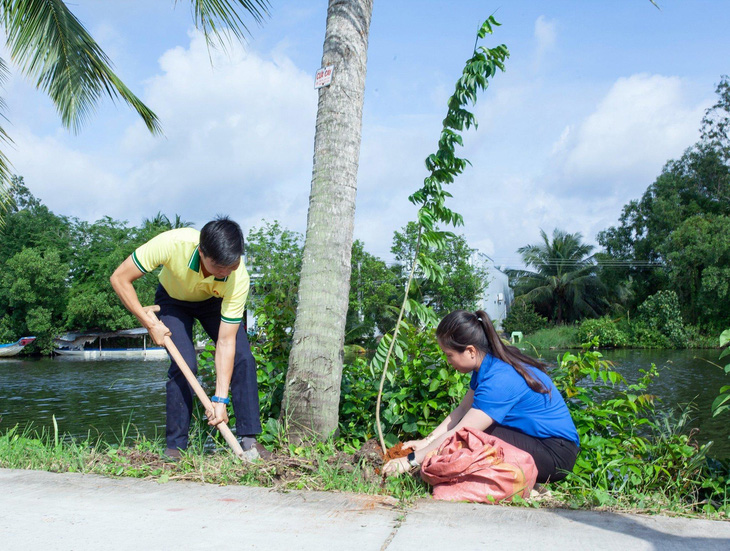 Chương trình Vì một Việt Nam xanh - trồng 300.000 cây xanh của Phân bón Cà Mau