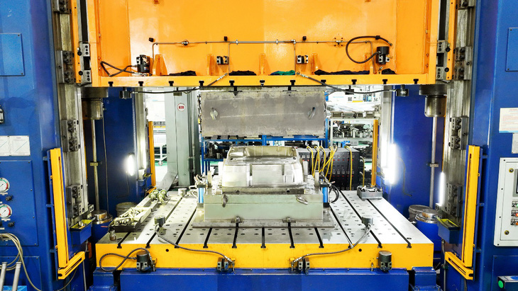 Máy ép thủy lực 1.000 tấn tại Tổng công ty Tổ hợp Cơ khí sử dụng khuôn SMC capo xe nâng.