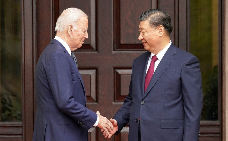 Tổng thống Mỹ Joe Biden (trái) bắt tay Chủ tịch Trung Quốc Tập Cận Bình tại bang California, Mỹ,  ngày 15-11 trong cuộc gặp bên lề hội nghị APEC - Ảnh: Reuters