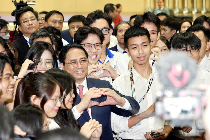 Thủ tướng Phạm Minh Chính với sinh viên Đại học Quốc gia TP.HCM sau lễ khai khóa - Ảnh: HỮU HẠNH