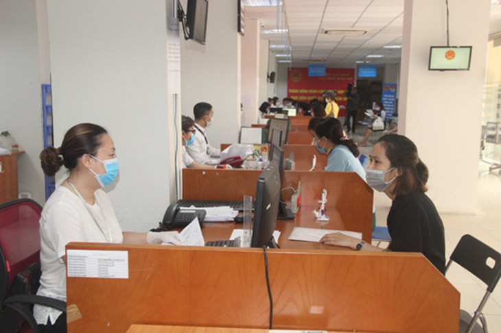 Người nộp thuế thực hiện thủ tục tại chi cục thuế ở Hà Nội - Ảnh: CTV