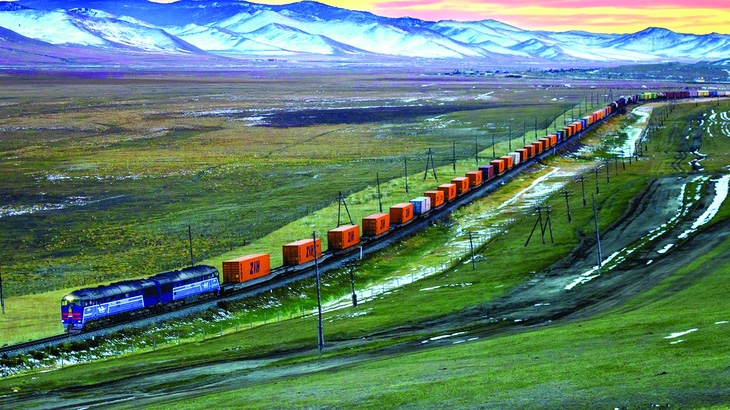 Xe lửa chuyên dụng chở container của Trung Quốc đi từ Trịnh Châu, xuyên qua thảo nguyên Mông Cổ để tới châu Âu. Ảnh: China Daily