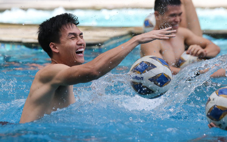 Các cầu thủ tuyển Việt Nam vui vẻ ở bể bơi
