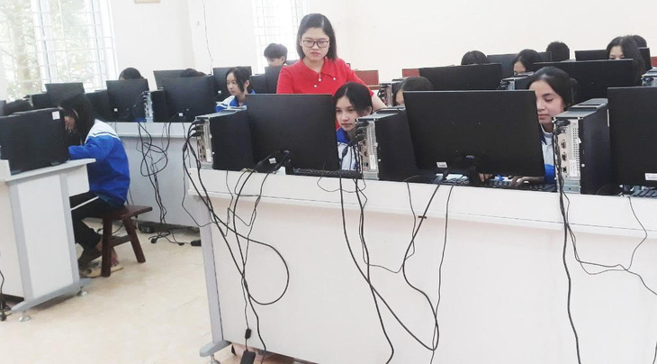 Giờ học môn tin học tại Trường THCS thị trấn Bến Sung, huyện Như Thanh (Thanh Hóa) - Ảnh: HÀ ĐỒNG