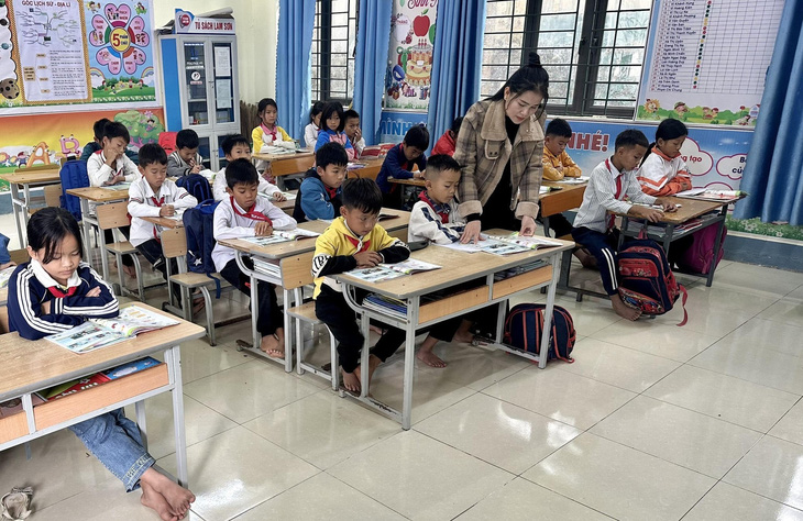 Giờ học môn tiếng Anh tại Trường tiểu học Quang Chiểu 2, huyện vùng cao, biên giới Mường Lát (Thanh Hóa) - Ảnh: HÀ ĐỒNG
