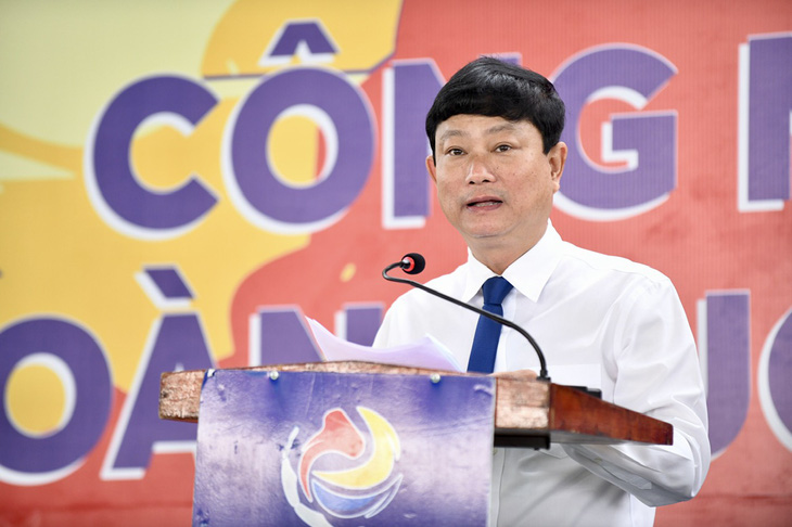 Ông Võ Văn Minh - chủ tịch UBND tỉnh Bình Dương - phát biểu tại lễ khai mạc vòng chung kết Giải vô địch bóng đá công nhân toàn quốc 2023 sáng 17-11 - Ảnh: QUANG ĐỊNH