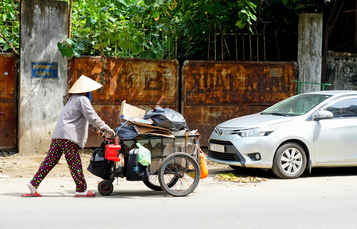 Người dân mưu sinh giữa trưa nắng (ảnh chụp trên đường Tống Văn Trân, quận 11, TP.HCM) - Ảnh: HỮU HẠNH