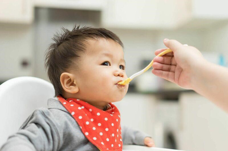 Không nên cho trẻ ăn dặm trước 6 tháng tuổi (Nguồn: Shutterstock)