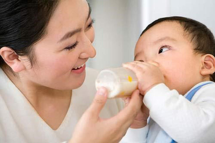 Uống sữa thay ăn dặm khiến bé lười ăn (Nguồn: Internet)