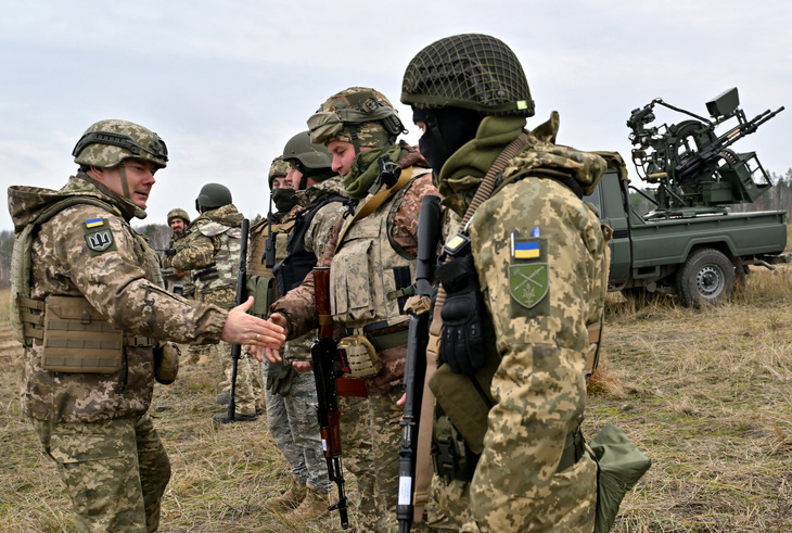 Lính Ukraine trong một cuộc tập trận chống máy bay không người lái vào tháng 11-2023 - Ảnh: AFP