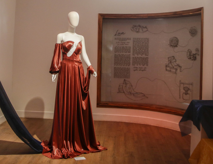 Thiết kế Jade Dress có chất liệu lụa, thuộc bộ sưu tập Sculpture của nhà thiết kế trẻ Phan Đăng Hoàng được trưng bày trong triển lãm - Ảnh: HỒ LAM