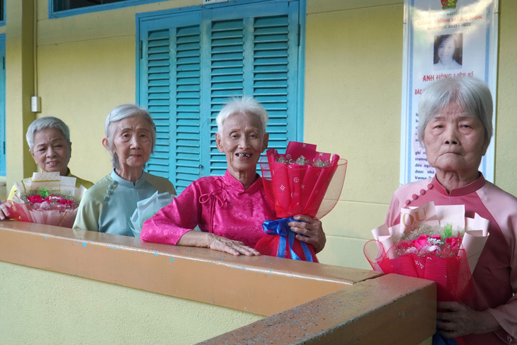 Các cụ bà bày tỏ họ rất hạnh phúc khi được trở lại trường học vào dịp 20-11 - Ảnh: NVCC